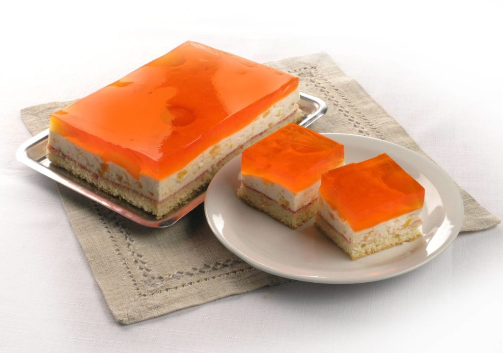Ciasto na jasnym biszkopcie z masą śmietankowo-morelową, morele zalane galaretką pomarańczową