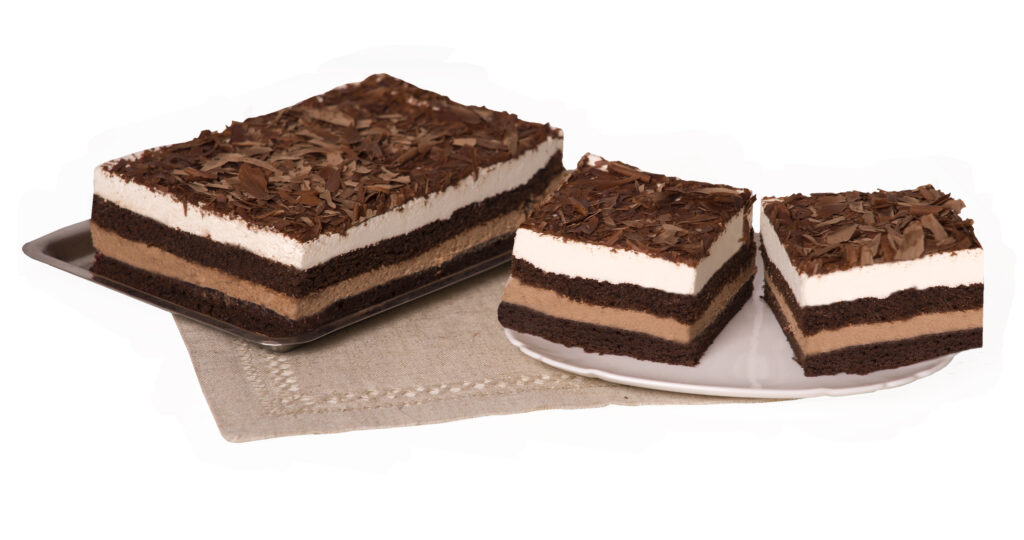 Delikatne ciasto czekoladowo-śmietankowe na bazie ciemnego biszkoptu z dodatkiem nadzienia wiśniowego posypane korą czekoladową