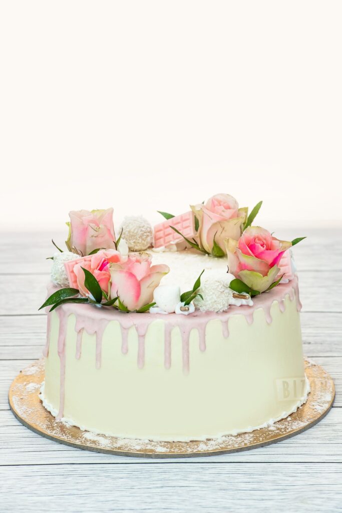 elegancki tort z różowym dripem i różami